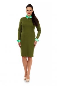 Зеленое трикотажное платье с атласными рукавами и воротом
