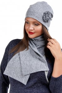 Серый трикотажный комплект для женщин: шапка и шарф