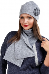 Серый трикотажный комплект для женщин: шапка и шарф