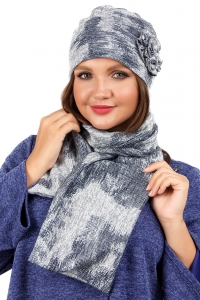 Серый трикотажный комплект: шапка с цветком и шарф