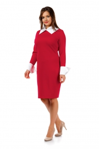 Красное трикотажное платье с отложным воротником и манжетами из белого атласа