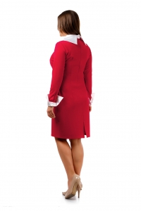 Красное трикотажное платье с отложным воротником и манжетами из белого атласа