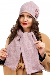 Розовый трикотажный комплект для женщин: шапка и шарф