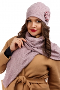 Розовый трикотажный комплект для женщин: шапка и шарф