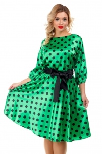 Зеленое атласное платье в горох