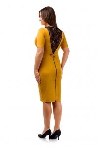 Трикотажное платье горчичного цвета со спинкой из черного гипюра