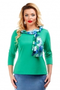 Зеленая трикотажная блузка с шарфиком